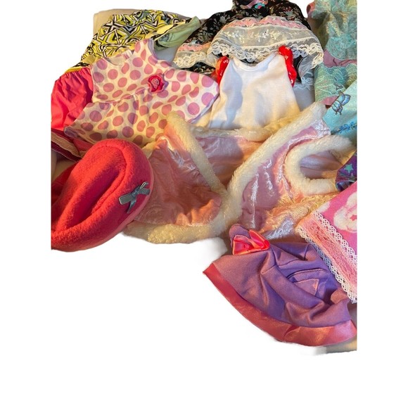 Assorted Doll clothes Mixed Lot- Pajamas, dresses Vintage Hats - 14 Pieces - Picture 3 of 5